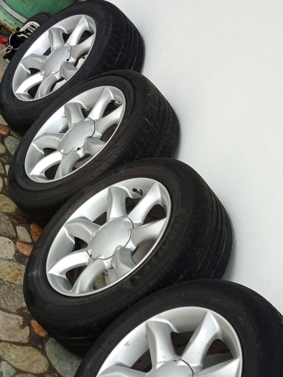 بەناوی خوای گەورە ئەم تایەو ویلانە بەردەستە شکاوی تەقیوی نیە هەر چوار کەپی پێوەیە تایەکان %80پێوە ماوە زۆر پاکە ئی سەر سەیارەی خۆم بو بەشەرت گێڕی و خواری نەبێ بۆسعر   تەلەفون بکەن   ***********     "   ***********
