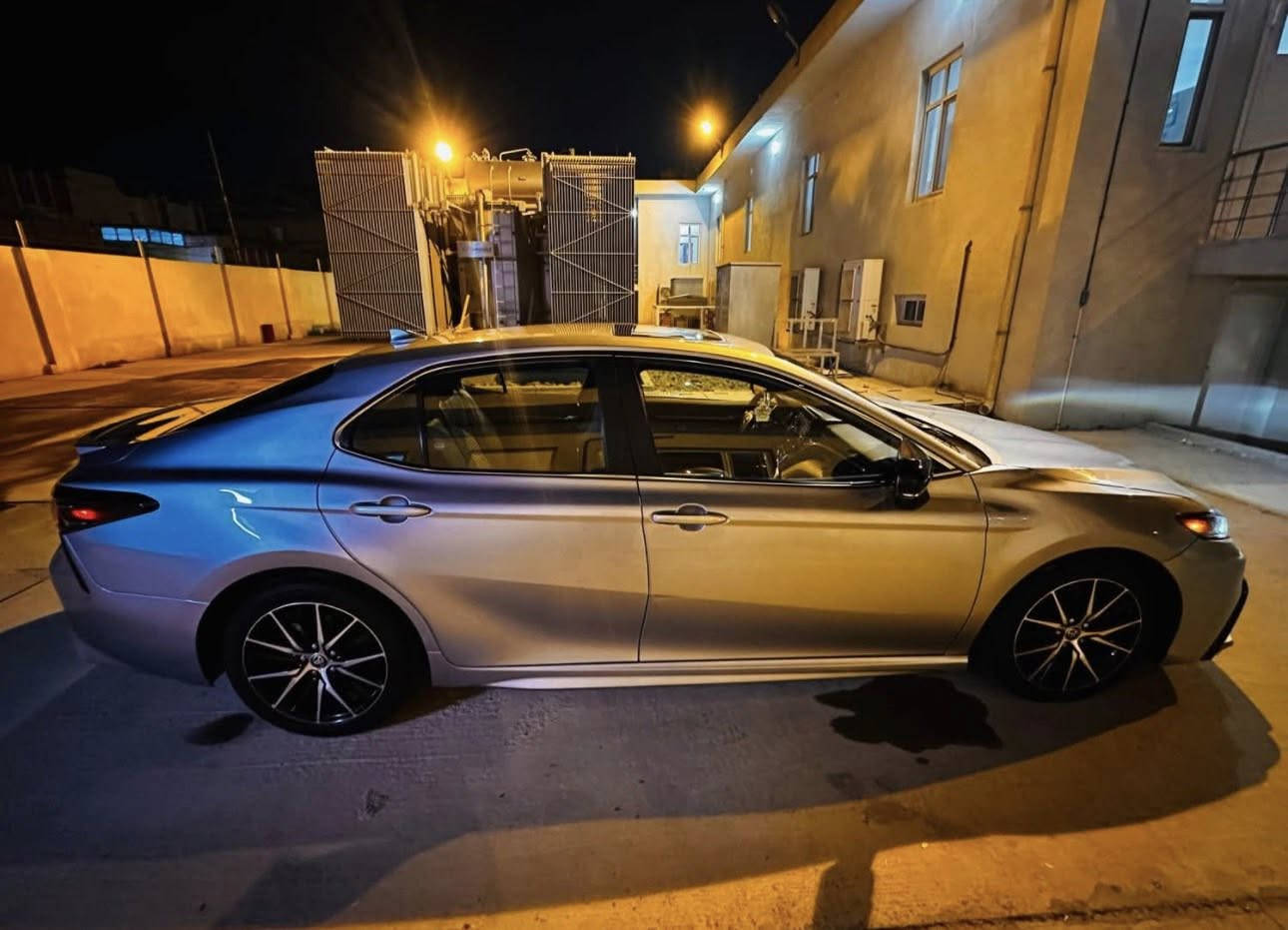 ‎سلام عليكم ورحمة الله وبركاته 
للبيع للبيع 
‏Toyota Camry 2023 se 
مواصفات : 
1-فتحه
2-بصمه 
3-كشنات جلد 
4-كشن تحكم كهرباء 
5-لايت زنون + متحسس عالي ناصي
6-محرك 2500🏁
7-تحديد مسار 
8-مانع تصادم
9-شاشه تدعم CarPlay
10-كامره خلفيه ب3 تحكمات 
11-مراية وسطيه متحسسه للضوء العالي 
12-اشاير بالمري 
13-متحسس بالمري الجانبيه عن قرب السيارات 
وبعد مواصفات الـse معروفه 
حادث السياره بنيد + جاملغ جهة السائق ايرباك دركة فقط والباقي كفاله 
السعر✅ 195💹وبيه مجال 
السياره رقم بغداد بأسمي 
مكان السياره كربلاء المقدسه مركز المدينة 
للاستفسار//***********

