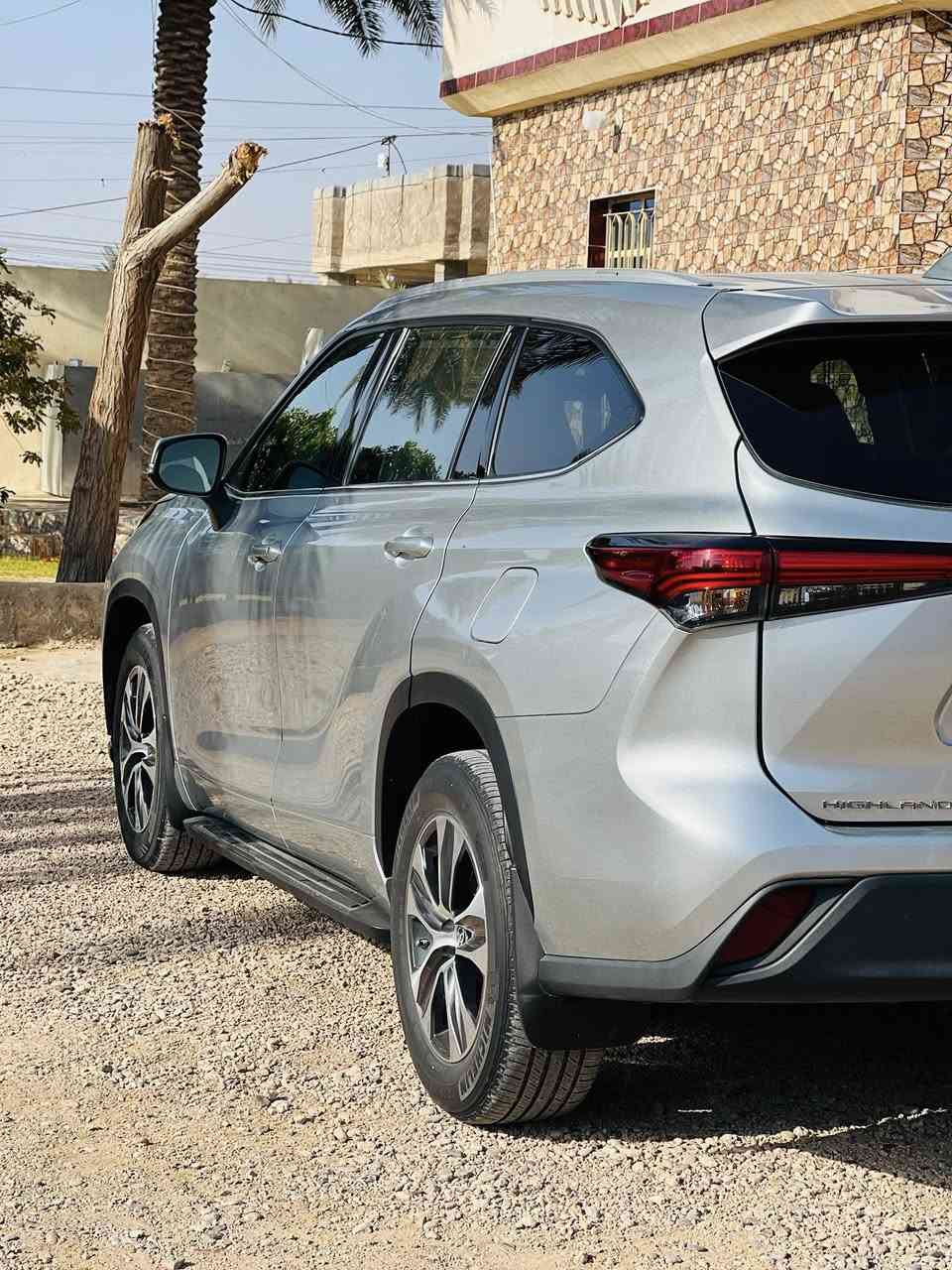 سلام عليكم البيع هايلندر موديل 2022رقم بغداد جديد تحويل برمادي فئه XLE فول موصفات عدد المسافه 60 ميل 6سلندر بانزين ضرر دعاميه اماميه فقط حلوه سياره متصرف عليه كلشي تخم تاير جديد العنوان الرمادي ابوطيبان الاستفسار ع رقم ***********
