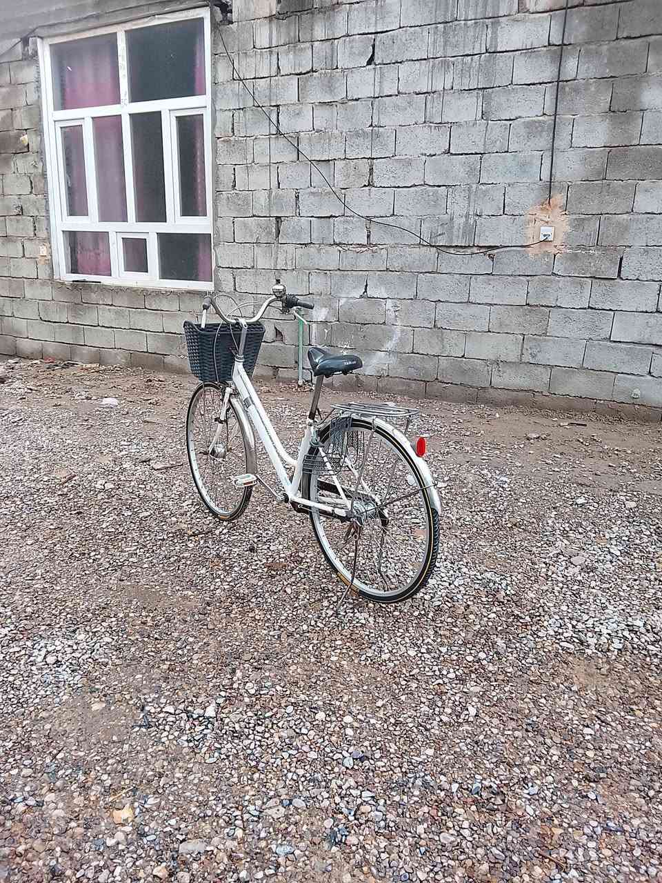 السلام عليكم بايسكل لبيع حجم 27 نضيف ما ناقصة ايشي تايرات جديدة السعر 65 وبي مجال  مكان تقاطع السادة  رقم الهاتف***********
