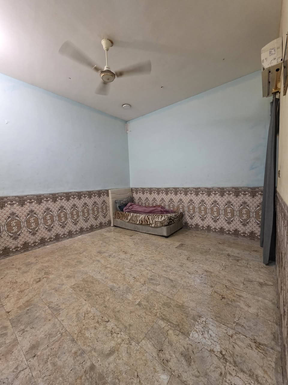 بسمه تعالى وأسعد الله اوقاتكم 
هاتف ☎️***********☎️
دار سكن 200 متر طابقين للبيع ٢٠٠ متر  يبعد عن الطريق الفوك 100 متر / البصرة مقابيل طب العدلي/حي زهور 
((طابومالك صرف تحويل ثاني يوم))
البناء  ((طابوك)) 
أرضية البيت كلهة مرمر
السطح شتايكر درجة اولى 

✅️الطابق الاول
غرفتين وصالة ومطبخ وديوان وصحيات داخليه  معزولة وكراج وحديقة 

✅️الطابق الثاني 

أربع غرف منام كبار 
ومطبخ 
وصالة
 وصحيات 

✅️الطابق الثالث بي غرفة خزانات

جميع الخدمات متوفرة ماء كهرباء مدارس مجاري منطقة كاملة 
#السعر((500مليون وبي مجال ))
#اللاستفسار::إلا تصال على الهاتف ☎️ 📞 
هاتف☎️((***********))☎️
