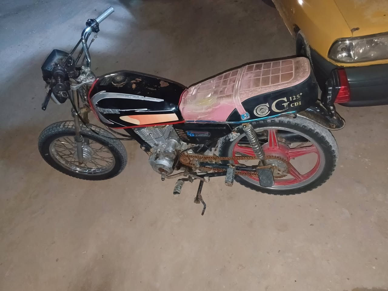 السلام عليكم دراجه للبيع سيفان اوراق 2020 لايت شغال سلف شغال دراجه عايزه ترتيبات السعر 300 وبيه مجال للشراي يتصل *********** مكاني حله شارع 80
