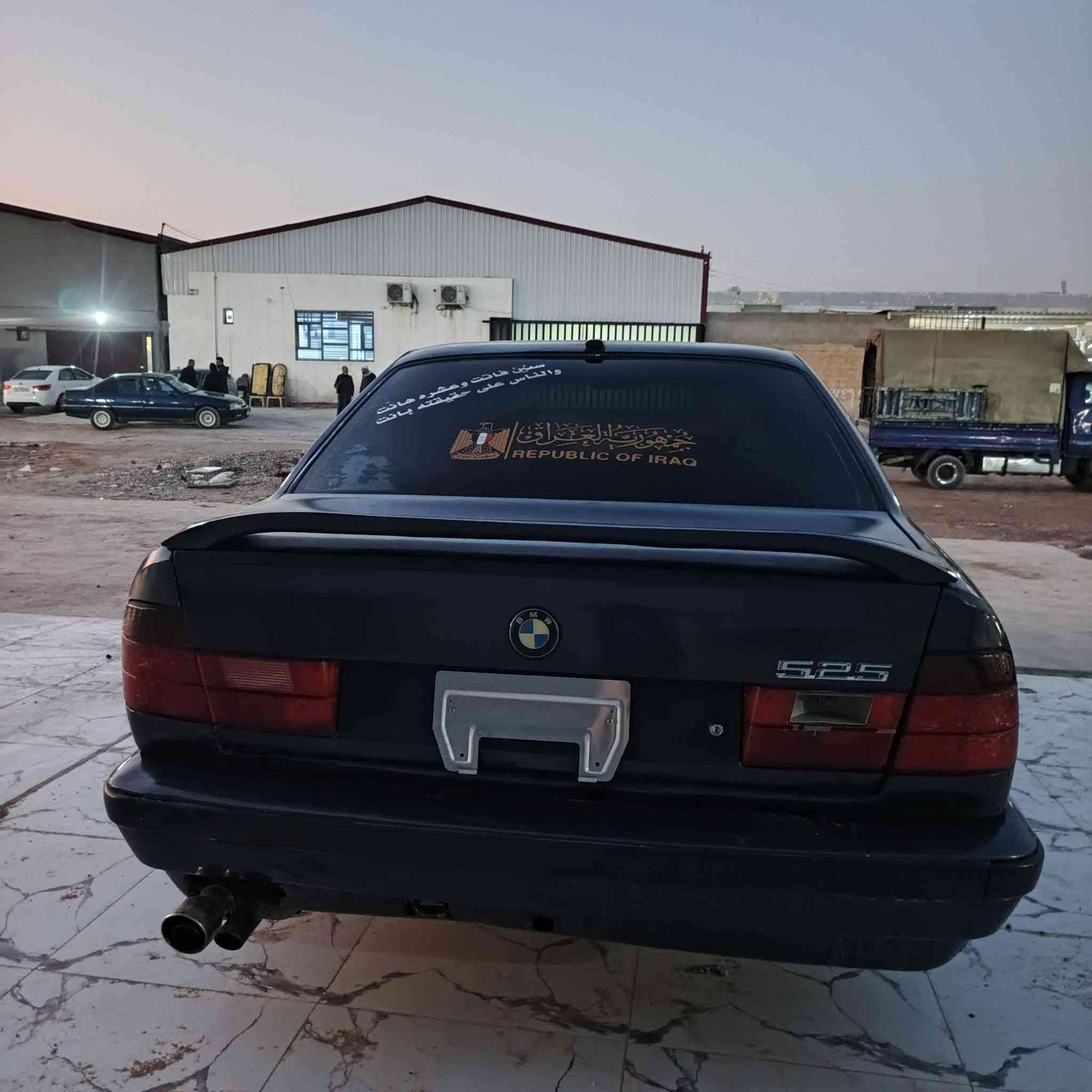 سلام عليكم بي ام 525 للبيع 
محرك كير حداديه شرط كير عادي 
مكينه 25 
موديل 1992
راعيه ابو سنويه ما اندله 
اكفلك دوله وعشاير 
سعر 30 وبيها مجال 
هـ ‍***********
