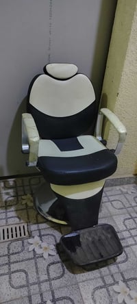 كرسي حلاقه نظيف جدا للبيع 07738466457