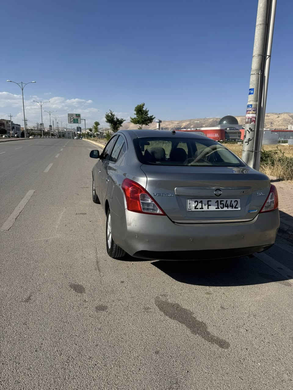 نیسان ڤێرسا مۆدێل ٢٠١٢ SL سەیارەکە زۆر پاکو جوانە ٤ تایەی تازەی لەژێرە ٢ پارچەو پەڵەیەک بۆیاغی هەیە سەنەوی بەسەر نەچووە سعری ٨٥$ معامەلەیەکی برایانە 
***********
