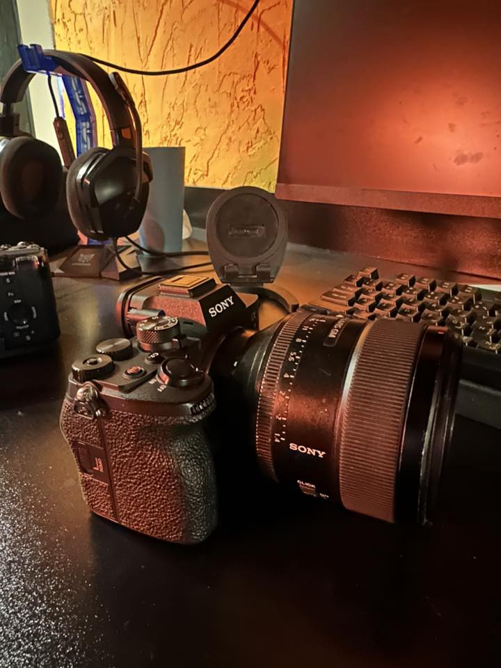 السلام عليكم
Sony A7 mark 4
الشتر اقل من ٩ الاف
الكامرة حيل نظيفة

فقط بدي
السعر مليونين 
***********
