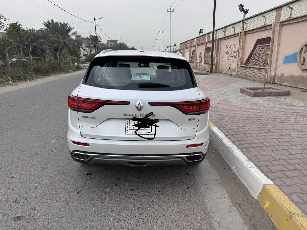 السلام عليكم
للبيع رينو كوليوس 2022 حرة بغداد تحويل ثاني يوم ماشية 54 الف كيلو مابيها اي حادث ماعدا شخوط في الدعامية 
مواصفات السيارة 
 المحرك 4 سلندر  2.5L نيسان ياباني
 ناقل حركة أوتوماتيك 7 سرعات. نيسان
 دفع رباعي 4WD مع امكانيه اختيار فقط 2WD او تلقائي
 مفتاح التشغيل بصمة مع خاصية التشغيل عن بعد
حساسات 360 درجة مع نظام الركن التلقائي للسياره
كامرا خلفية دوارة
مصابيح امامية LED زينون   
 مصابيح خلفية LED 
 ويل كب 19 نيكل
 اشارة في المرايا الجانبية 
 المرايا قابلة للطي تلقائياً
 رادار جانبي (نقط عمياء)
عدد AIR BAG 8
 هاند بريك كهرباء 
 مكابح ABS 
 شاشه باللغه العربيه تدعم اندرويد اوتو وابل كار بلي
 تحكم كامل بالمقود 
 تتسع المقصورة لـ 5 ركاب
مقاعد جلد تبريد وتدفئه للمقاعد الاماميه
 اضاءة led داخل الأبواب 5 الوان
 لوحة العدادات متغيره 4 أشكال
  تبريد مناخين للسائق و الراكب مع تبريد خلفي
 مقابض ابواب نيكل مع زر بصمه
 نظام مانع الانزلاق 
حاملات اكواب مبرده
 سستم صوت BOSS
صندوق كهرباء
فتحة سقف بانوراما
اريل نفيگيشن
المرأة الوسطيه بخاصية تعتيم ذاتي
السعر ٢٧ مليون دينار
المكان بغداد حي الجامعه
***********
