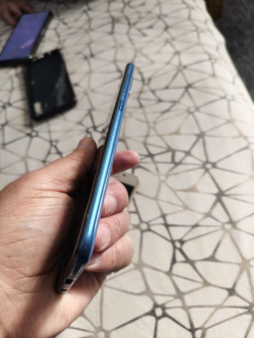 السلام عليكم a50   . j5prime
الاجهزة نظيفة  لا مصلح ولا مبدل شي لا شخط ولا كسر 
شعر الإثنين ٩٠ وبي مجال بسيط حك الجية
مكاني حي الوحدة قرب مجسر الميثاق 
تواصل خاص أو على الرقم *********** موصل, نينوى
