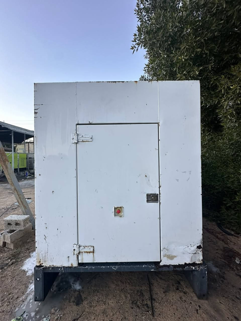 سلام عليكم 
للبيع كاتم( أكركو )حجم كبير
طول 5 
عرض 185
ارتفاع 250
للستفسار ***********
