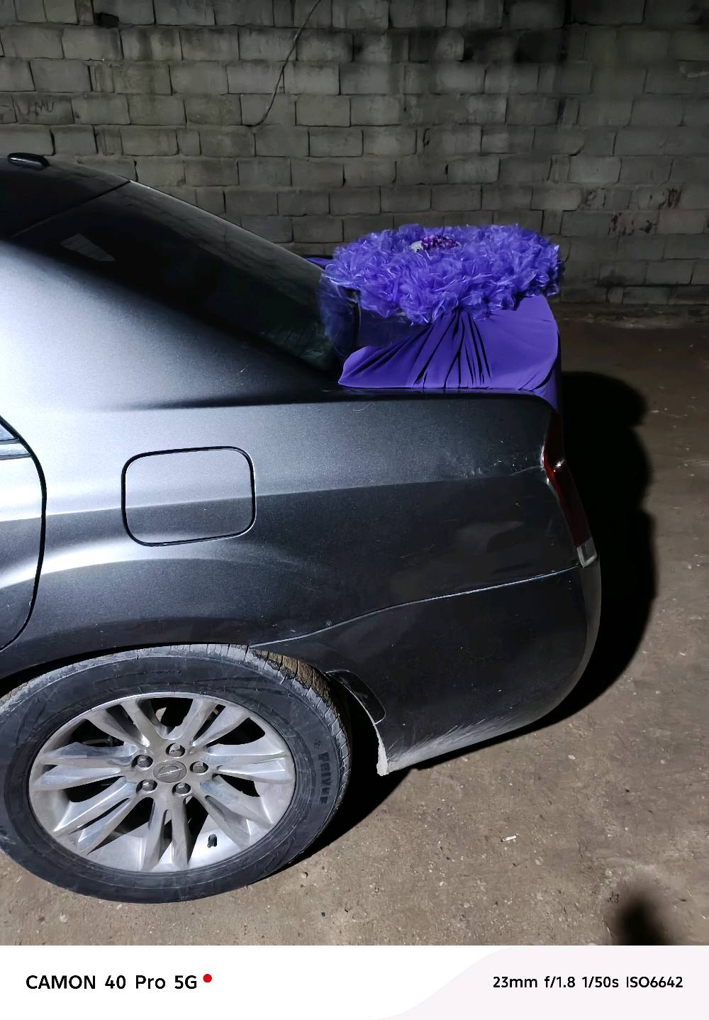 سيارة مزينة ومصممة لحفلات الزفاف أو المناسبات الخاصة. السيارة مزينة بأقمشة وباقات زهور باللون البنفسجي والأبيض على مقدمة وزوايا السيارة مما يعطيها لمسة أنيقة ومبهجة. مناسبة للاستخدام كسيارة موكب رئيسية في حفل زفاف أو أي مناسبة خاصة تتطلب دخولاً مبهراً.