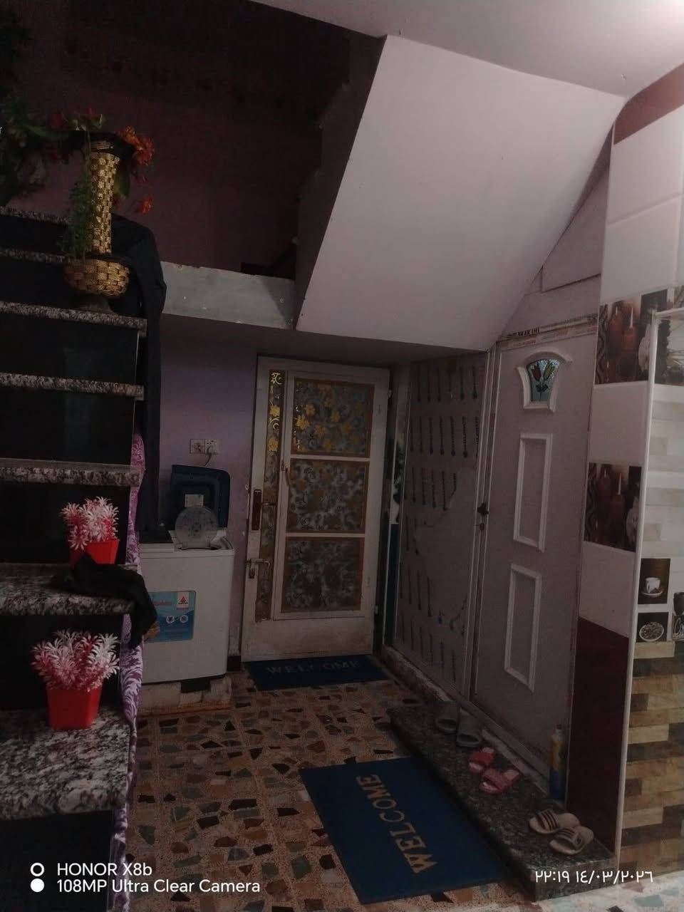 السلام عليكم بيت للبيع المساحه الكليه 350
البيت 150 اضافة حديقة وكراج باقي التفاصيل موضحة بالفديو
خدمات متكامله والتبليط للباب
يتكون من مدخل وصاله وحولي وغرفتين نوم و مطبخ وخدمات 

العنوان الدوره هور رجب  مقابل شركة ارض المدينة الهندسية مجاور جامع الكريم(قرية ابو سلام العويسي) السعر 160 مليون وبي مجال بسيط

الاتصال على  الارقام التالية 
***********
*********** واتساب
