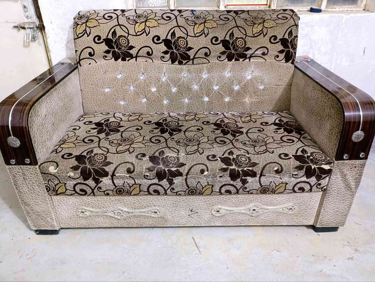 تخم قنفات ١٠ مقاعد ثقيل السعر ٢٠٠ الف بيع مستعجل الاتصال على الرقم ***********
