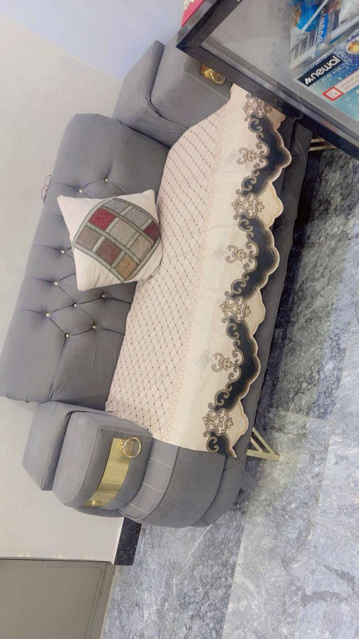 السلام عليكم تخم قنفات شغل عراقي درجة أولى نظيف جدا طويلة عدد1 3 مقعد وحدة 2 مقعد كرسي عدد2 المكان زيونة السعر 400 الف وبي مجال ***********
