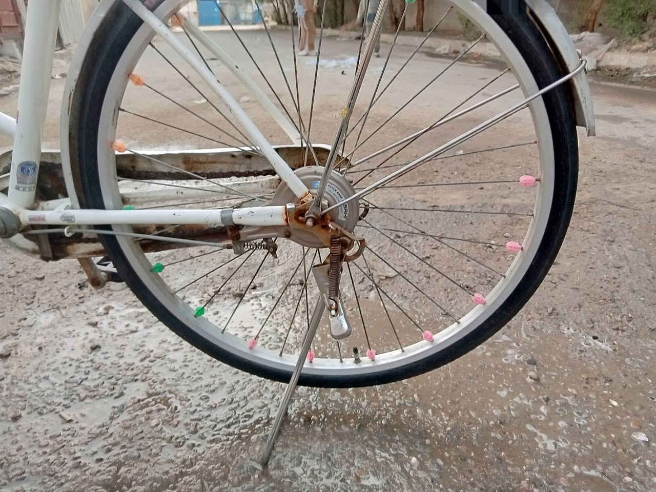 سلام عليكم باسكل حجم 26 مديل2015 البايسكل مختم تأيرات جدد جوابه جدد البايسكل بطه برك شحط لون مميز ابيض  صنيه مال زنجيل البايسكل أحله من الصوره ب ميت مره جاملغات ستان الوياله مختمه الشه مختمه دسك بل عافيه على يأخذه ***********السعر 50وبي مجال حك جيتك
