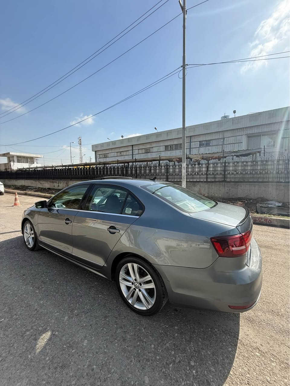 فولكس واگن جيتا موديل ٢٠١٧ ره نگى نه وتى مواصفاف SEL قه پات مواصفات مكينه ١٨ توربو كوشين جلد هيته ر كاره با شاشه گه وره  ئاوينه ئيشاره ت ويل گه وره سلايت رادار ى پيش و پشت و ئاوينه بئ صبوغ و بئ ئيرباگ ته نها ٢ جئ ى بچووك تعديلى هه يه سه ياره كه بئ ته قه و ره قه يه و ٤ تايه ى نويي له سه ره فحص و هه ززه و ره قه م و سه نه وى      هه موو نوييه.
نرخ/١٣٥
ناويشان/ هه ولير
ژ.م/ *********** أربيل, العراق
