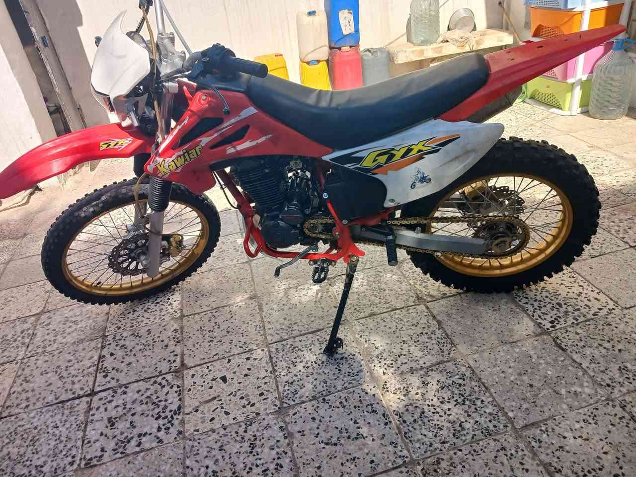 قفاز CXR مكينه 250CC دراجه لوك شبه جديد نظيفه سعرها الجديد 1250 دولار سعرها 450 دولار ومجال بسيط لايوجد منفيست بس عقد بيع للعلم هاي الدراجات بدون منفيس تواجد  اربيل للتواصل *********** / *********** واتساب
