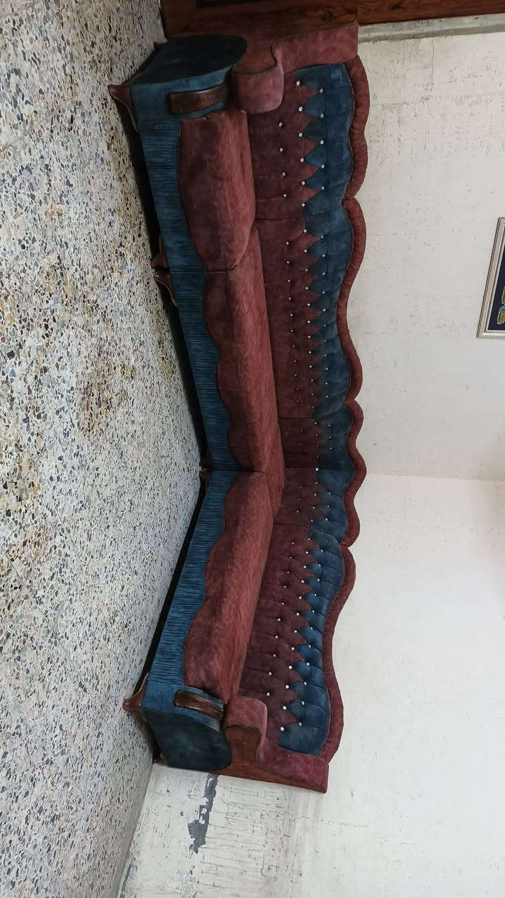 ديوان 8 مقاعد نضيف جدا سعر 160 وبي مجال مكان بياع كو توصل بكروه رقم يوجد وتساب***********
