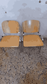 للبيع رحلات مع براد ماء مع مروحات عدد 4 مع سبورات عدد 3 مع كراسي عدد2 ***********
