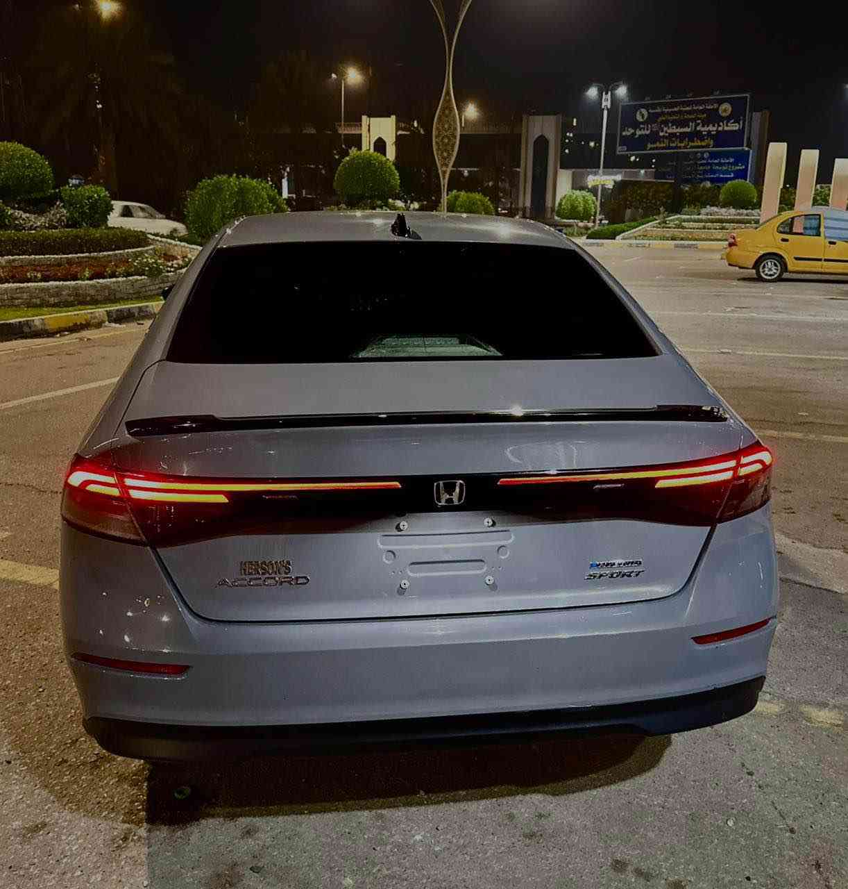 السلام عليكم هوندا اكورد 2023 هايبرد سبورت فول فتحه مرقمه بغداد صبغ جاملغ فقط سياره جديده ب معنى الكلمه لون مميز اسمنتي السعر 188 وبيها مجال بسيط حك الجيه 
مكاني بغداد 
للاستفسار
*********** 
متواجد واتساب بغداد, العراق
