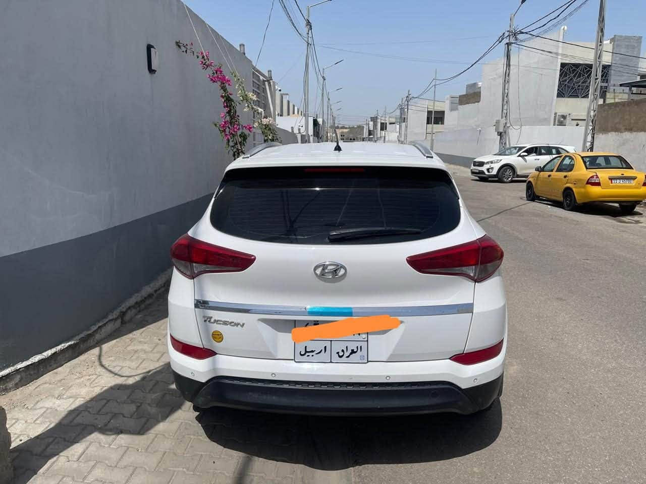 سياره توكسان خليجي للبيع 
موديل ٢٠١٨ 
السياره رقم اربيل 
ماشية  ١٩٠ الف كم فقط 
السيارة مكفوله توجد باردات بسيطه جدا 
سايد بريك بالرجل 
كرسي كهرباء ١
محرك ٢٠٠٠ دوش 
تحكم ستيرن
حاجب نهاري 
كشافات زينون
حساس خلفي 
مري شفط ويا القفل 
عدسات بلمري الجانبيه 
الاضاءة الداخلية لون لد أبيض 
مخرج Aux 
مخرج usb 
لد امامي 
الايت زنون ومتحركة العدسات ويا الاستيرن 
اشاير بلمري 
يدات نيكل 
قطعتين تبريد 
ويل ١٨
السياره سعره 170 ورقه 
مكان السيارة نجف 
وهذا رقمي 
***********
