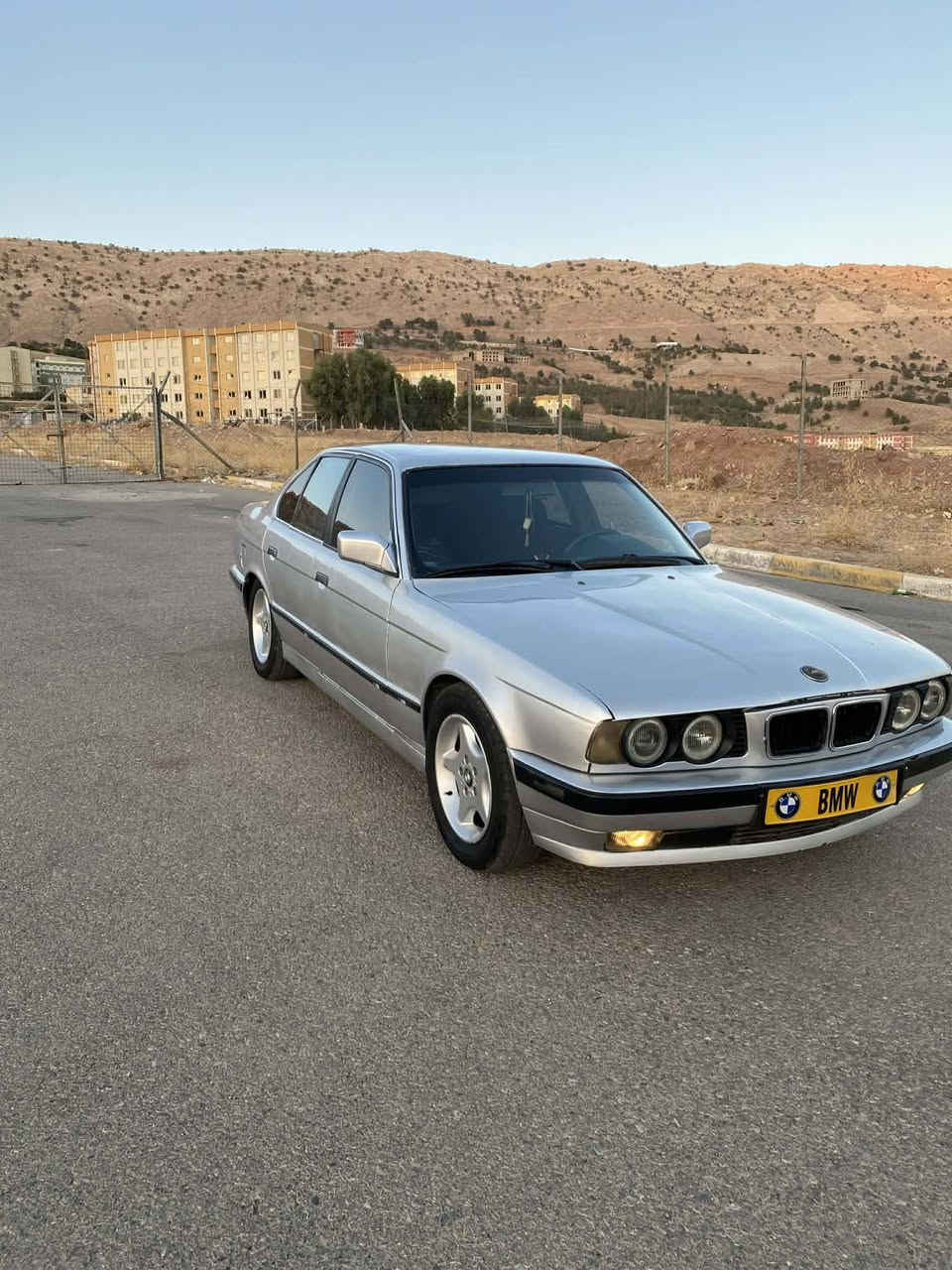 ه ره تا به ناوي خوايي گه وره
بیئم ٥٢٥ مۆدیل ١٩٩٢
ئارم پلاستک هەولیر بەشەرت
یەک ژمارەی هەلە نیە
کیرو مەکینە بەشەرت
مەکینە دەبل دجیتەلە بەشەرتی ئەوەی بوخاری نەبیت
دووجام کارەبا ئاونە کارەبا
 پەردە بیلاد
دەعم و لیدرانی نیە بەشەرتی موس و براوە
سەیارکە زۆر بەقووەتە
نرخ ٣٧وەرقە کەمیک مەجەل
***********

***********
