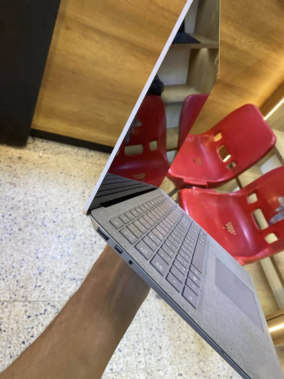 Microsoft surface laptop
Core i5 
جيل سابع 
رام 8 
Ssd 128 
شاشة 4k لمس 
سوبر سلم نظافة عاليه 
285 الف 
***********
