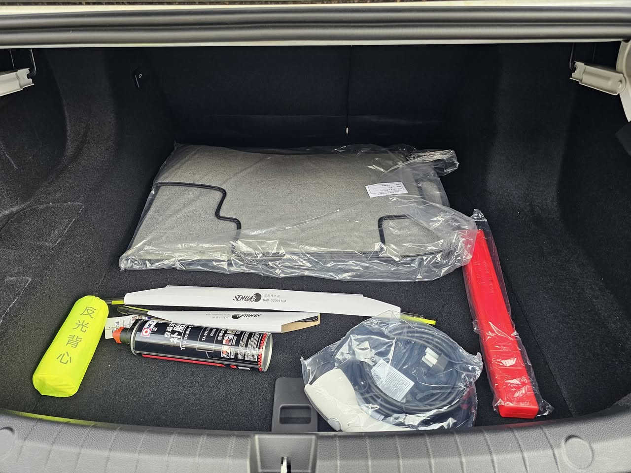 بي واي دي كين بلس DM-i موديل 2025  
متوفر مرقم جاهز .بغداد .أربيل
 زيرو كم |
 فول مواصفات 
• المحرك: 1.5 لتر بنزين + محرك كهربائي (هايبرد DM-i)
• سعة البطارية: 8.8 كيلو واط ساعي
• المدى الكهربائي: 50 كم
• (هايبرد): (بنزين + كهرباء)
• سعة خزان الوقود: 65 لتر
• نظام الدفع: أمامي (FWD)
• ناقل الحركة: أوتوماتيك E-CVT
• وضعيات القيادة: EV / HEV / سبورت / إيكو
• حساسات خلفية وكاميرا
• أضواء أمامية وخلفية LED كريستال
• مثبت سرعة
• مرايا قابلة للطي يدوياً
• فرامل يد كهربائية + Auto Hold
▪️فتح صندوق ذكي 

• نظام قيادة ذاتية كامل
• نظام (RSA) للتعرف على لافتات السرعة
• جنوط 16 إنش
• كراسي جلد بتحكم يدوي
• شاشة أمامية 8 إنش + شاشة وسطية لمس 5 إنش
• فتحات تكييف خلفية
• تحكم من المقود
• Bluetooth / AUX / USB
• 4 سماعات
• شاحن BYD أصلي 8 أمبير
🦅معرض ألظلال المركزي 🦅

اي استفسار عن طريق الاتصال فقط غير متواجد ع الانترنت

واسط الصويرة شارع المعارض الرئيسي 

***********    واتساب

***********    واتساب
