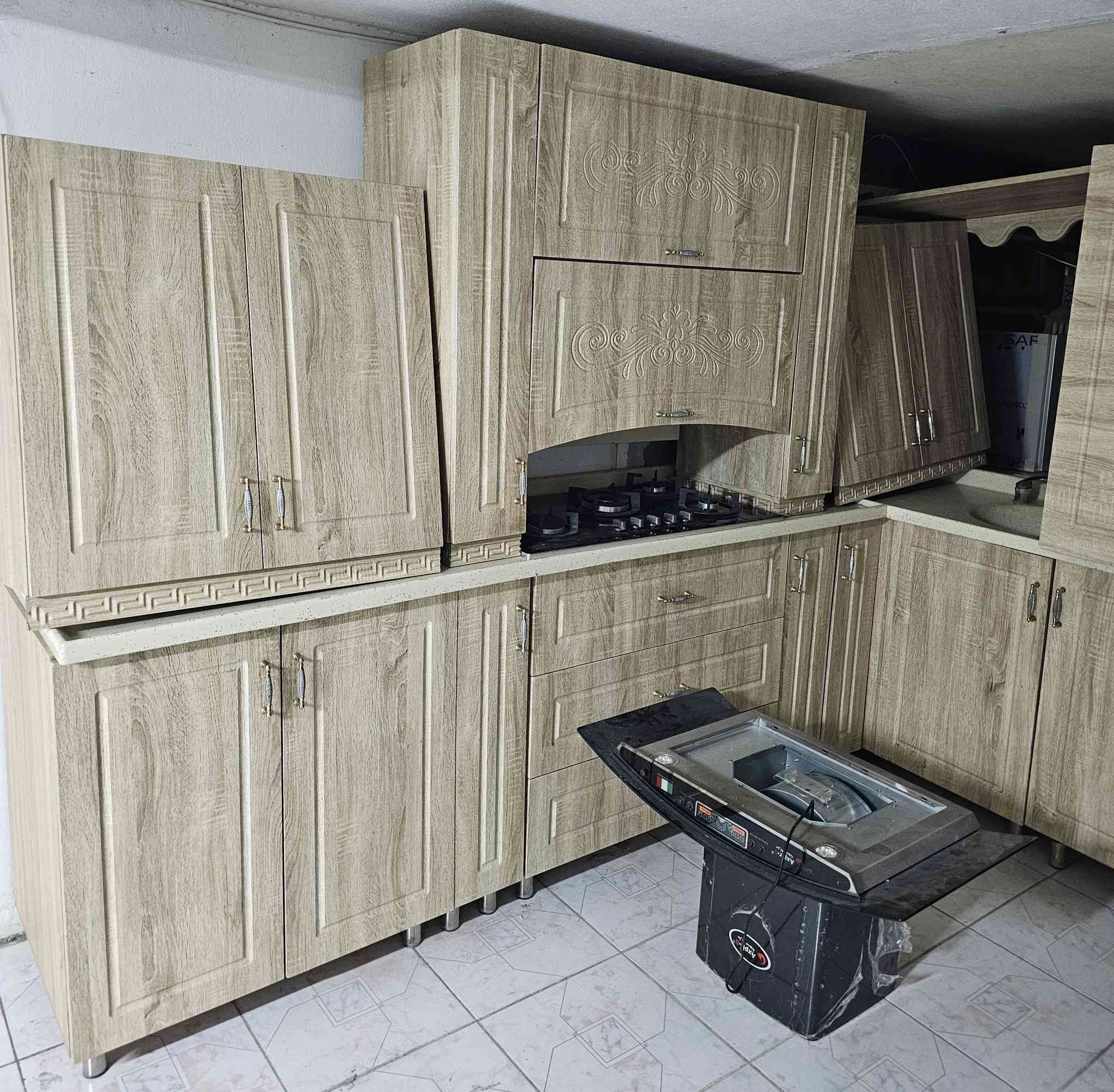 كاونتر ملكي كامل خشب + كامل مرمر مع طباخ ومرشحه 

القياس 3متر 95 والسنك 165 نضيف جدا 

*********** ***********
