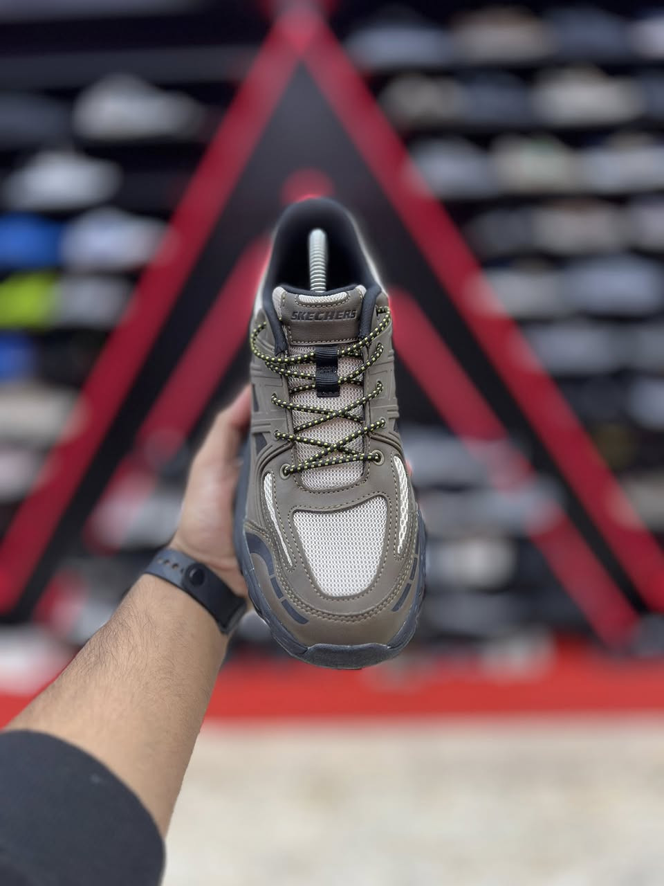 Skechers MENS USA STREET WEAR

يأتي الحذاء باللون البني مع لمسات من اللون الأصفر الليموني على النعل الأوسط والجزء الخلفي. يتميز هذا الموديل بنعل خارجي متين ومصمم لتوفير الثبات على مختلف التضاريس.

اصلي وكاله غير مستخدم 
قياس 41
السعر 60 الف 
العنوآن نجف ملحق الروان 
توصيل 🚚 محافظات 6 داخل النجف3 
*********** واتساب
