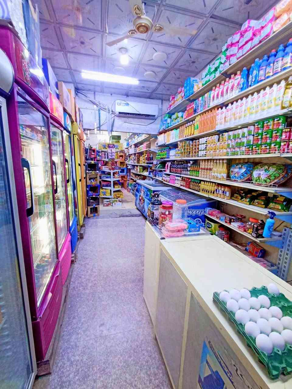 اسواق للبيع المكان حي العامل سوق الاخير مقابل جامع ال شبل 
تحتوي على 
6 برادات 
2 مجمدات 
2 سبالت 
شاشه 
سفينه وسطيه 
مجهزه من كل المواد الغذائيه 
ايجار 250 والسعر جداً مناسب بيع مستعجل 
المساحه 10 × 4
***********
