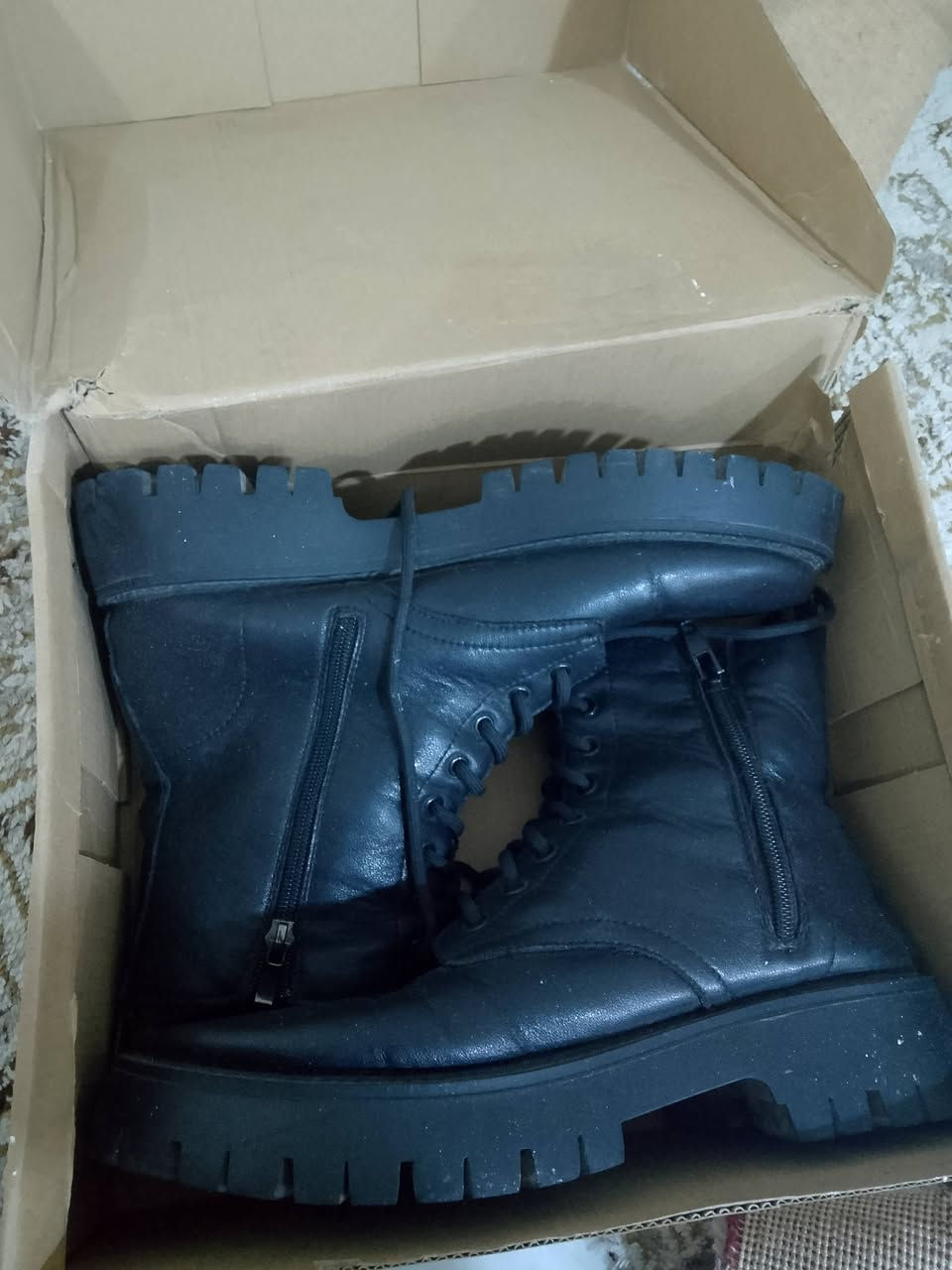 السلام عليكم اخوان بوت برشكا اصلي جلد طبيعي ملبوس مرتين قياس 44 ومعروف سعر البرشكا بيش بالسوك الاصلي مو التقليد جديد جديد ويتخدم مدني وعسكري عادي للاستفسار اكثر اتصال على الرقم ***********
