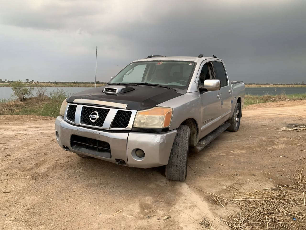 نيسان تيتان 2007….4X4السياره منفيس كمرك مدفوع وقرصها موجود وراعيها  بس ما أندله بلحله عندي رقمه المستورد  كير كفاله محرك 8V يدخل بدون تنقيص شلها تشك الكاع طخم ويل طخم تاير لايت زنون منضمون غاز وبانزين انسه الصرف السعرالسعر40 مجال قليل المكان بصره  ليريد يراسلني واتساب او اتصال بيع او مرارس***********
