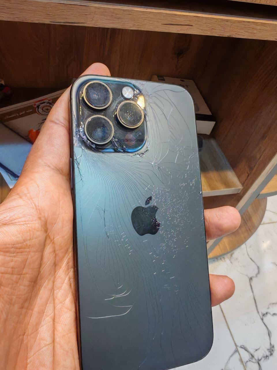 السلام عليكم للبيع ايفون 16 برو ماكس اللون اسود
الضرر: مثل ما موضح بالصورة 

ذاكرة:512

بطارية:98

كارتون ضمان ماستر 

مع ملحقاته 

السعر: 1100 قفلل

فقطط الشراي يتواصل وياي:*********** واتساب
