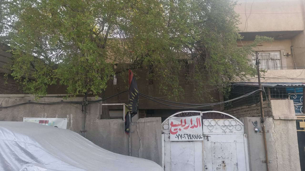 السلام عليكم
دار للبيع 
📍بغداد مدينة الصدر قطاع 46 

🔷 المساحة / 144 

🔷 تفاصيل البيت 
الطابق الأرضي يحتوي على 
استقبال ، مطبخ ، خدمات ، غرفة ، بالإضافة الى ( حوش ) بمساحة كافيه للكراج او حديقه بالإضافة الى دوره مياه خارجية للضيوف ، وانتو بكرامة 

الطابق الاول : 
يحتوي على غرفتين، والطابق الثاني سطح 

موقع البيت مميز وبفرع مميز وهادئ 
للاستفسار : ***********  او 
***********
