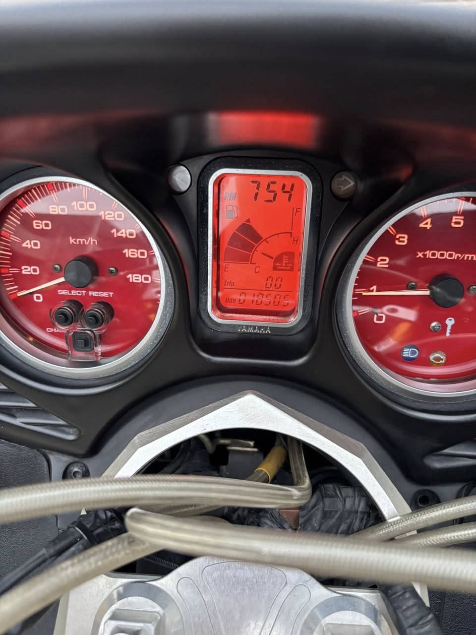 السلام عليكم للبيع تي ماكس 2008كفاله عامه على صور المزاد ماشيه 18الف الدراجه جديده بيها ستيرن رياضي كلجات مالوسي من المزاد جايه بيهن ستيرن رياضي صالنصه اوفر تايرات يابانيه كشن احمر دشبول احمر الاستفسار ***********
