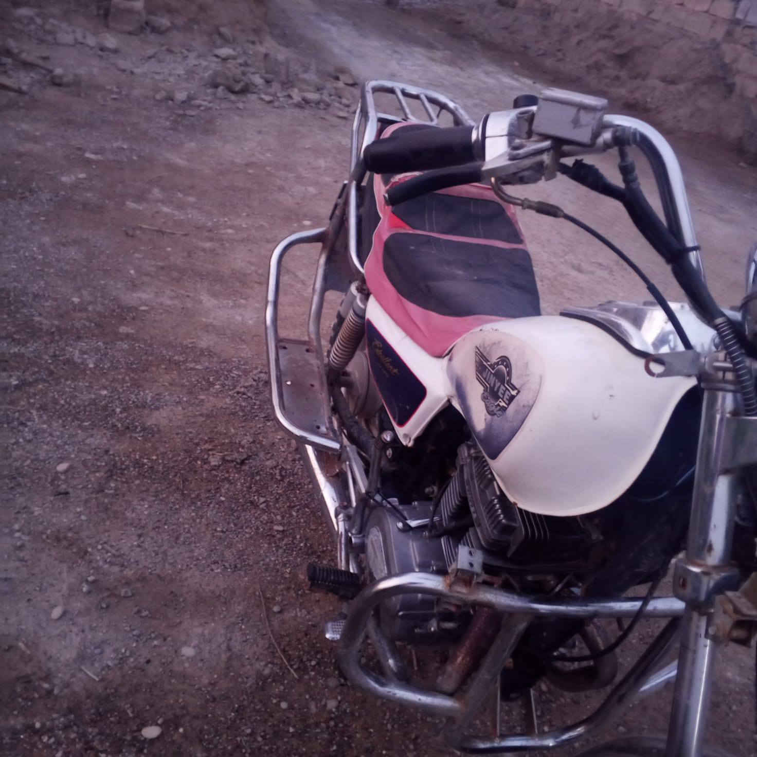 السلام عليكم
دراجة للبيع 
جوندة 2017. 
أوراق اصولي
دراجة نضيفة. مكينة. دبل بلكك. 
كهربائياات.  مكفولة 
مكينة مكفولة 
مكان شهربان سنسل 
ه ***********
