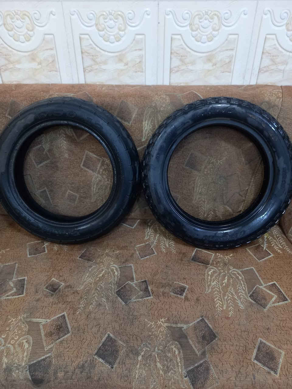 السلام عليكم
تايرات وجوابه للبيع 
الرقم ***********
العنوان الدوره
