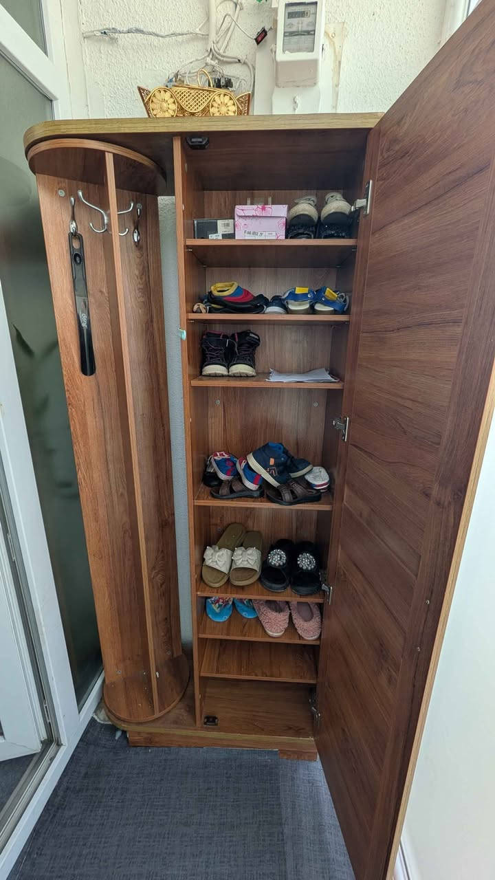 مەوادەکەی تورکیە ، تەختەکانی زۆر تۆکمەو کیبارن ئاوێنەیەکی باڵای پێویە وە لەگەڵ شوێنی هەڵواسینی جلیش وە باڵاکەشی بەرزیەکەی نزیکی ( ۱٨۲ ) cm  وە پانییەکەشی ( ٨۲ ) cm وە قات قاتە و هەشت ڕەفەیە زۆر تازە ماوەتەوە ، هەر کەسێ حەزی پێکرد ئەتوانێ لە نزیکەوە سەردانکات السليمانية, العراق


**إذا كنت صاحب هذا الإعلان وتريد حذفه لأي سبب، رجاءا أرسل رسالة إلى الدعم الفني**