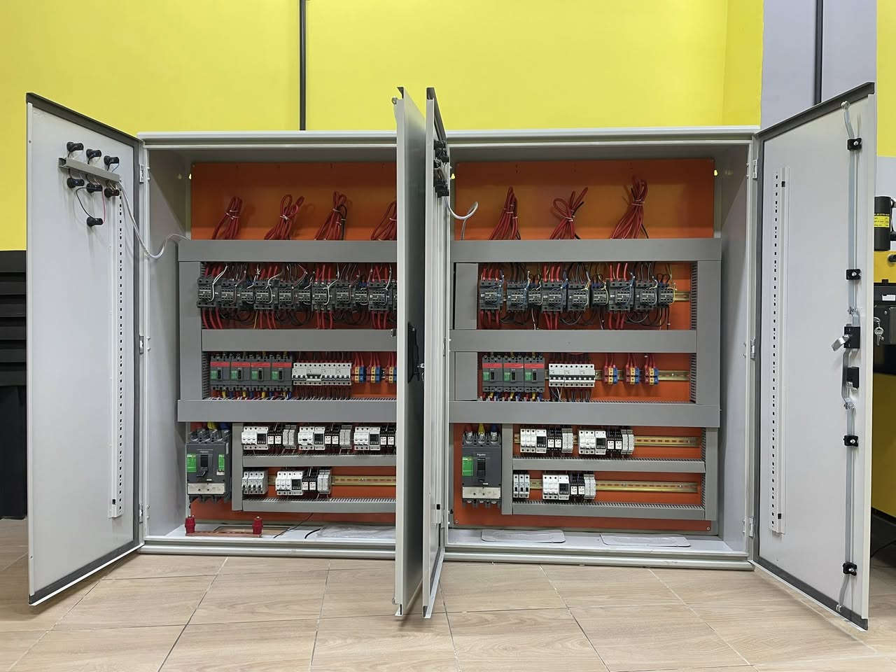 عندما تتحول موثوقية الطاقة إلى معيار هندسي مُحكم و ليس مجرد قرار تجاري عابر..

في المشاريع السكنية الحديثة ، إدارة الطاقة ليست مجرد تغذية كهربائية ، بل منظومة متكاملة من الاعتمادية ، السلامة ، و دقة القياس.
بتوفيق الله ، قمنا بتصميم و تصنيع لوحة تحويل تلقائي (Automatic Transfer Switch – ATS) متقدمة ، تعتمد على حلول Schneider Electric ، لتخدم عمارة سكنية مكونة من 7 وحدات مستقلة ، مع نظام تحويل آلي منفصل (Independent Automatic Transfer System) لكل شقة ، وفق أفضل الممارسات الهندسية العالمية.

⚡ البنية الهندسية للنظام | المواصفات الفنية : 
- تم تصميم و تنفيذ لوحة تحويل تلقائي (Automatic Transfer Switch – ATS) بهيكلية هندسية مدروسة و بأبعاد 200 × 140 سم ، قادرة على استيعاب الأحمال العالية مع ضمان توزيع طاقة متوازن (Balanced Load Distribution) و استقرار تشغيلي طويل الأمد.
- تعتمد المنظومة على مصدرَي تغذية رئيسيين : 
❶ مصدر الشبكة الوطنية (Utility Power Source) 
❷ مصدر المولد الاحتياطي (Backup Generator Source)
وذلك عبر قاطعَي دخول رئيسيين بسعة (400A) لضمان موثوقية التحويل و استمرارية التغذية.
- منظومة تحويل مستقلة : تم اعتماد نظام تحويل آلي مستقل (Independent Automatic Transfer System) لكل شقة من خلال لوحة ATS منفصلة تضمن الفصل الكامل بين الوحدات السكنية (إدارة الطاقة لكل شقة بشكل مستقل) ، و تتكون كل لوحة ATS من خمسة مكونات رئيسية :
❶ قاطع دخول رئيسي (MCCB 100A)
❷ قاطع حماية ثلاثي (MCB 63A)
❸ كونتكتر رئيسي (Main Contactor 125A)
❹ كونتكتر تحويل (Transfer Contactor 80A)
❺ كونتكتر خط السحب (Load Shedding Contactor 25A)
- فلسفة الحماية و التحكم : تم تطوير منظومة الحماية و التحكم وفق فلسفة هندسية مدروسة ، تهدف إلى ضمان استقرار النظام الكهربائي و حماية الأحمال و منع أي تداخل غير مرغوب بين مصادر التغذية ، و ابرز مكونات الرئيسية هي :
❶ جهاز حماية الجهد الكهربائي 
(Over / Under Voltage Protection Relay)
❷ مؤقت زمني (2 × Time Delay Relays) للتحكم بتسلسل التحويل و تقليل الصدمات الكهربائية و منع التداخل بين مصادر التغذية.

⚡ القيمة التشغيلية | الفوائد المحققة :
• حماية شاملة للأحمال من تيار الحمل الزائد (Overload Current) و تيار القصر الكهربائي (Short Circuit Current) عبر منظومة القواطع الرئيسية و الفرعية ، بما يضمن الفصل الفوري للأعطال و منع ارتفاع درجات الحرارة أو تلف المكونات.
• حماية الجهد الكهربائي من الارتفاع و الانخفاض (Over / Under Voltage Protection) فيما يخص الشبكة الوطنية ، لمنع تلف الأجهزة الحساسة الناتج عن عدم استقرار الفولتية.
• منع التداخل بين مصادر التغذية (Source Interlocking Protection) مع حماية الأحمال أثناء التحويل عبر تسلسل زمني مدروس (Time Delay Transfer Logic) بأستخدام تايمرات زمنية (Time Delay Relays) ، بما يضمن عدم تزامن الشبكة الوطنية مع المولد و تقليل الصدمات الكهربائية أثناء الانتقال بين المصادر.
• يوفر النظام فصل كامل للأحمال بين الوحدات السكنية عبر نظام تحويل مستقل (Independent ATS System) ، مما يمنع انتقال الأعطال بين الشقق ، و يتيح قياس استهلاك الطاقة لكل شقة بدقة عالية ، مع الامتثال الكامل لمتطلبات السلامة التشغيلية العامة للمباني السكنية متعددة الوحدات.

⚡ مجالات التطبيق | الاستخدامات :
• المجمعات السكنية.  
• الأبنية الاستثمارية.
• المباني المعتمدة على أنظمة مولدات احتياطية.
• المشاريع التي تتطلب أنظمة (ATS) مستقلة مع قياس استهلاك طاقة دقيق.

في #عصر_الأتمتة ، نعمل برسالة هندسية ، لا بغاية ربحية..

⚡ نفتخر بتقديم حلولاً مبتكرة في تصميم و تصنيع اللوحات الكهربائية للمشاريع السكنية و الصناعية ، مع ضمان جودة يؤكد التزامنا الصارم بالمواصفات الأوروبية في كل تفصيلة ، حيث أن جميع لوحاتنا مطابقة لمعايير IEC 61439 و IEC 60947 و معتمدة بعلامة CE الأوروبية ، لضمان أعلى مستويات السلامة و الاعتمادية ، كما نُؤكد علىٰ عدم تعاملنا بالمواد الغير اصلية (المقلدة) حتى لو كان ذلك بطلب من العميل نفسه !
⚡ خدماتنا تشمل :
• دعم فني حقيقي مقدم من فريق مُهندسين عالي المهارة.
• توصيل مباشر الى الموقع مع تركيب احترافي.
• صيانة موقعية موثوقة.
• توفير قطع غيار اصلية.

قسم التصميم (اتصال + واتساب) : ‭0787 980 1800‬
الدعم الفني :
eng.hussein_qasim_kadhim@yahoo.com
الادارة : automation.era@yahoo.com
العنوان : بغداد / الشورجة / عكد النصارى / قرب مطعم العمار

#لوحات_التحويل_التلقائي
#لوحات_توزيع_رئيسية
#أنظمة_الطاقة_السكنية  
#أنظمة_قدرة_موثوقة 
#حلول_كهربائية_متقدمة 
#شنايدر_الكتريك 
#ATSPanel 
#MDBPanel
#SmartElectricalBoards 
#ResidentialPowerSystems 
#AutomaticEnergyControl 
#LoadProtectionSolutions 
#BackupPowerManagement 
#ReliableEnergyDistribution
