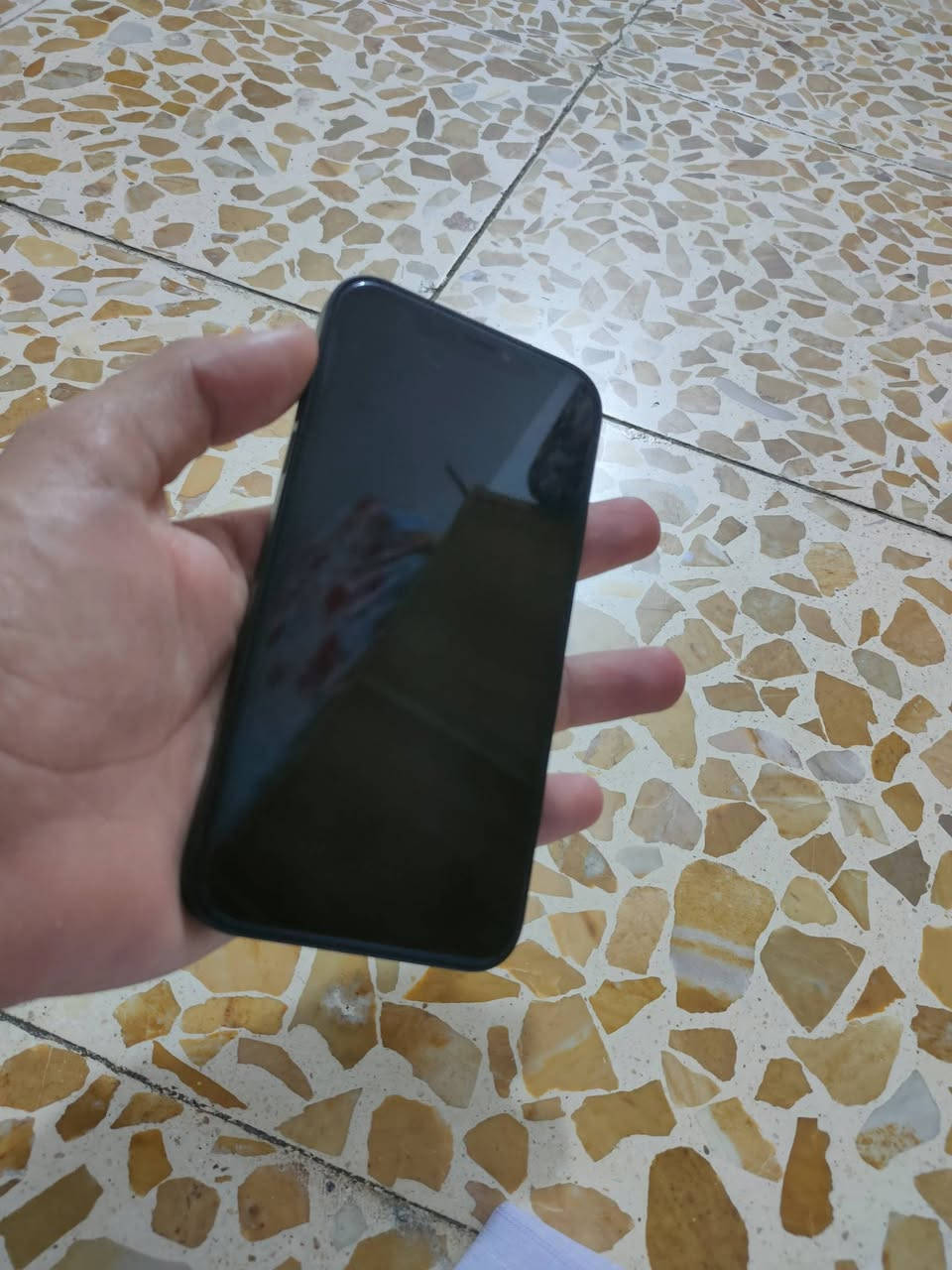 السلام عليكم 
ايفون Xr محور 17 برو
شغل شركه 
ذاكره 64
تك خط 
بطاريه 100 مبدله
فيس ايدي واكف 
باقي شرط كله شغال 
السعر 170 وبي مجال بسيط


**إذا كنت صاحب هذا الإعلان وتريد حذفه لأي سبب، رجاءا أرسل رسالة إلى الدعم الفني**
