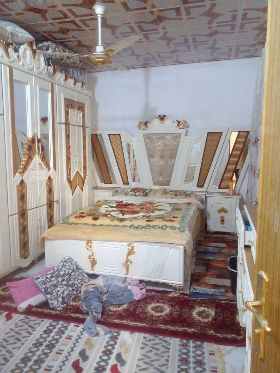 السلام عليكم عندي البيت لبيع زراعي مساحته ٢٠٠متر بي غرفتين مطبخ حمام توليد صاله ديوانيه بناء بلوك عاده مكاني ناصريه شارع الصحن مقبل حي الجوادين يم عمود ٤٦ سعر٤٧ بي مجال ل شراي ***********
