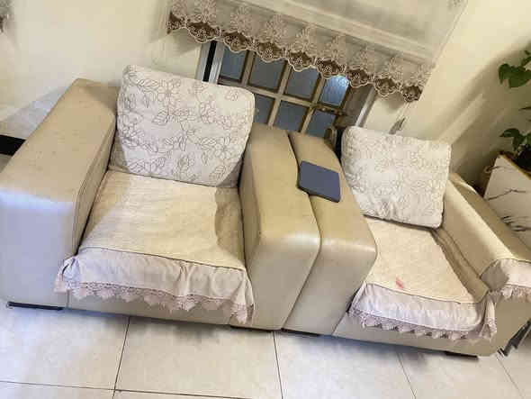 قفات. اربع قطع تركي. ينفتح يصير جربايه. ثقيلات جداا. القاعدة تنفصل وسهلة الغسل. وياهاك مخادهم. زنجبيل. ولقاعده هم زنجيل. نضيفات. لونهم اوف وايت. يداتهم جلد.  مابيهم كسر. 
السعر. ٤٠٠
المكان التنومة الاكوات.  
الاستفسار الاتصال.   ***********
