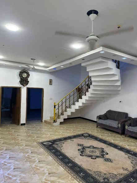 بيت للبيع بياسين خريبط مساحه 240  مالك صرف طابقين 6 غرف وصالتين ودوانيه ومطبخ وصحيات 5 وغرفه بيهه حمام حديقه حلوه وكراج سياره بيت حلو مرتب نقصه فقط واجهه موقعه في زون الثالث قرب مشتل النرجس موقعه حلو كلشي قريب علي السعر 485 وبي مجال مكاني بصره ياسين خريبط هاذ رقمي ***********
