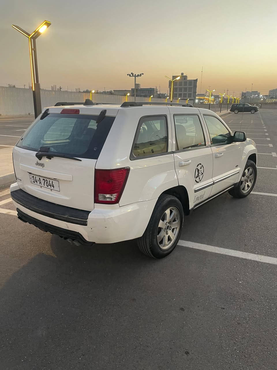 للبيع بسعر مخفض 
جيب شيروكي فول لمتد 2010 
كشنات جلد 
فتحة سلايد 
شاشة لمس بلادي اصلي 
وكامرا بلادي شغالة ايضا 
سستم صوت 
جاهزة محرك جديد شرط الفحص والكير ممتاز 
جاهزة محرك كير تبريد شغال وحدادة  صدر  جيدة بنسبة 80% 
رقم بصرة دولي انكليزي بسمي مكاني بغداد الطالبية 
ضرر جاملغ وبنيد مبدل  والصبغ 3 قطع يعني والسونار مرفق جديد 
السعر 89  وامثالها فوگ الشدة  لان 2007 و2008 مالتهن بتسعينات 
***********
