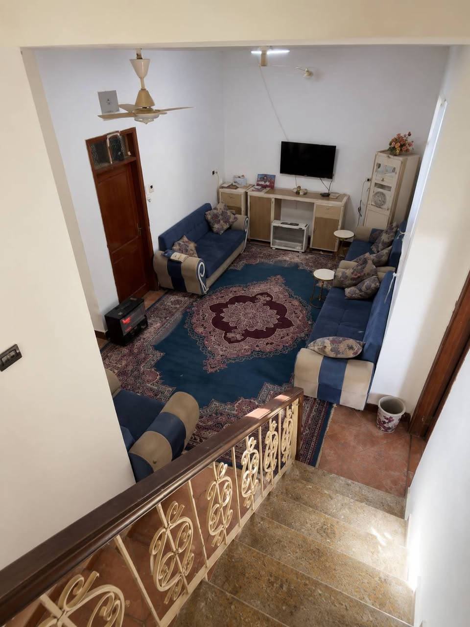 🏡 دار للبيع – مساحة 200 م²

📍 العزيزية / واسط – شارع جامع الزهراء، الفرع المقابل لقطاع الرعاية الصحية
📌 موقع مميز وهادئ وقريب من الخدمات

✨ مواصفات الدار:

- بناء حديث بدرجة أولى
- طابقان
- حديقة وكراج
- حمام خارجي وصحيات
- استقبال خارجي مع كوليدور معزول بالكامل عن المنزل
- مطبخ وصالة مفتوحة واسعة
- غرف نوم كبيرة
- حمامات حديثة
- ممر (ترك) بطول المنزل
- سطحان
- تشطيب ممتاز ومواد بناء عالية الجودة

🏠 الطابق الأرضي:

- مطبخ وصالة مفتوحة واسعة
- غرفتا نوم كبيرتان
- حمام داخلي مع إنارة وتهوية طبيعية
- ممر بطول المنزل

🏠 الطابق الثاني:

- غرفتا نوم
- حمام
- سطحان

💰 السعر مناسب وقابل للتفاوض للجادين

📞 للاستفسار والمعاينة:
***********
