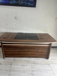ميز مكتبي عرض متر و 80 مع ميز طعام يتزغر اويتكبر بدون كراسي مع فاترينا...