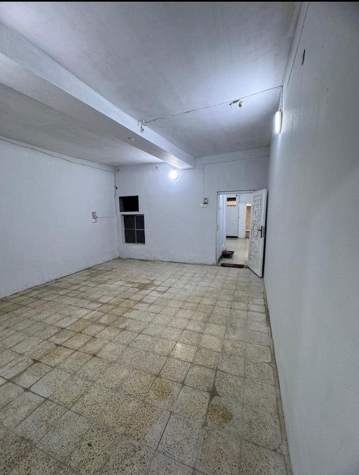 مشتمل ارضي يحتوي على كراج وغرفه كبيره بداخلها غرفه صغيره ومطبخ وصحيات في الجمعيات شارع التربيه خلف الافراح للسياقه ومقابيل مدارس الفارابي للبنين 
للاستفسار على هذا الرقم واتساب فقط ***********
الاجار المطلوب 600 وقابل للتفاوض يصلح عائله  صغيره او مخزن
