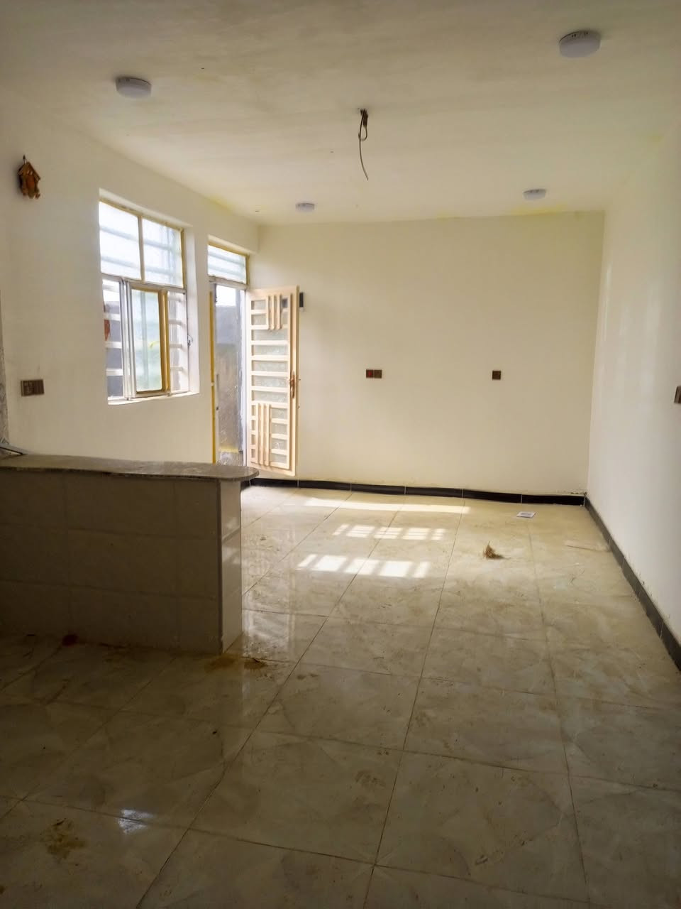 شقة للايجار في العروبة قرب صيدلية الورود
تحتوي على غرفتين وصاله ومطبخ وصحيات 
للاستفسار الاتصال على الرقم الموجود 
***********
