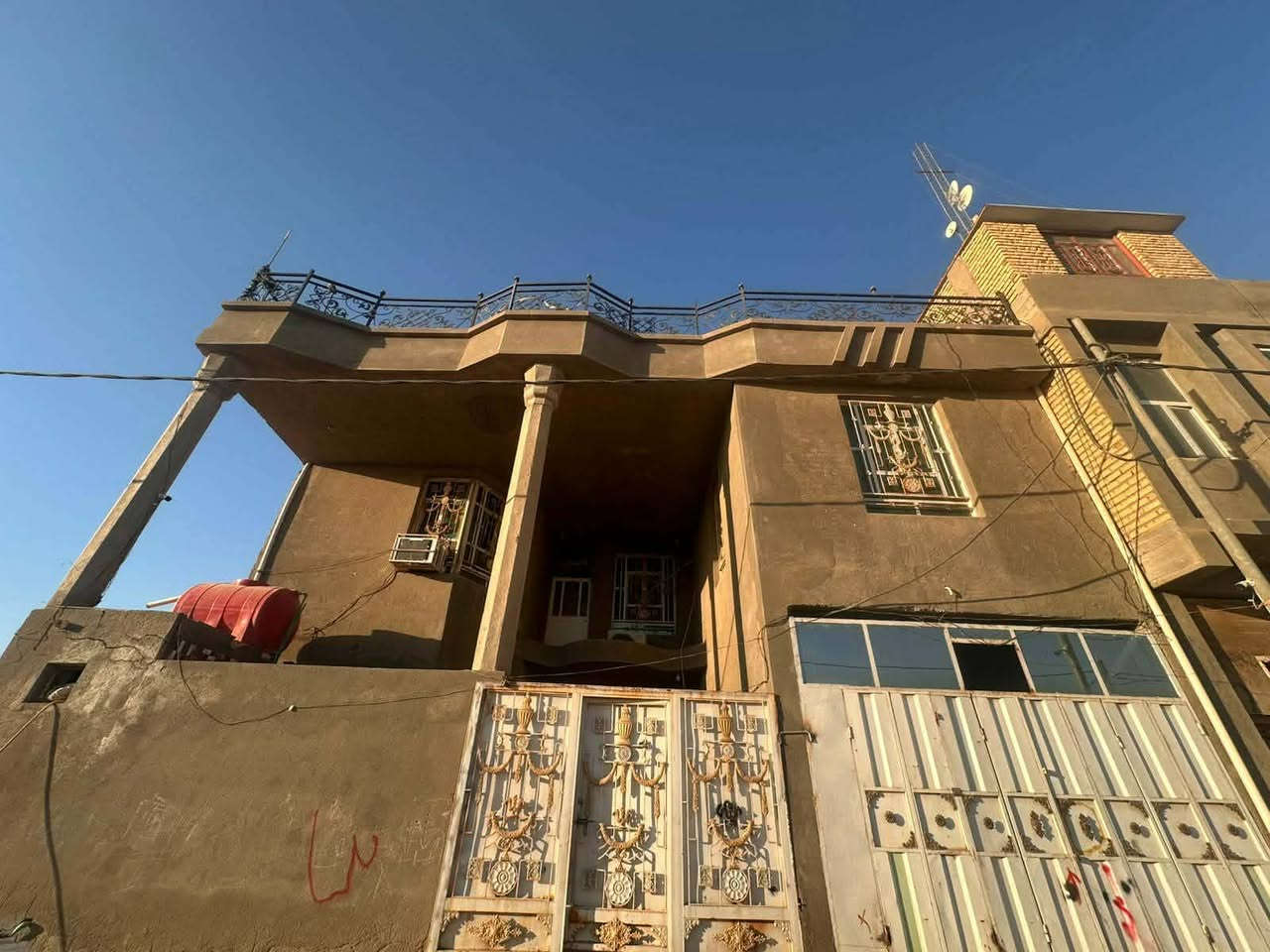 # بيت طابو صرف _بالمنطقة الوركاء - حي الزهراء الاول

                            رقم الإعلان: (12)

رقم العقار : [ 2 / 119 مقاطعه 66 الزبيه]
نوع العقار : ملك صرف 
جنس العقار : بيت ملك صرف  مع كافه الخدمات من ماء وكهرباء ومجاري تبليط ومقرنص وإضافة إلى ان موقع العقار  ممتاز. 
المساحه: ٢٥٠ متر 
تفاصيل البيت :  البيت طابقين يحتوي طابق الاول على غرفتين  والاستقبال و مطبخ و صحيات خارجية  أما طابق الثاني يحتوي على ٤ غرف نوم ومطبخ وصحيات كما هو واضح في الصور كذلك البناء بحاله جيد .  
ملاحظه/ يوجد محل ٤ م × ٥ متر  مع البيت .

يمكنكم التواصل معنا واستقبال عروضكم العقارية 
عبر الأرقام التالية:
📞 الرقم الأول: [***********]
📞 الرقم الثاني: [***********]

📞 للاستفسار - يرجى زيارة - مكتب الميراث للعقارات 
📍 عنوان المكتب: المثنى - قضاء الوركاء - بدايه حي الزهراء
