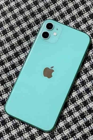 ايفون ١١ عادي للبيع 
ذاكره ٢٥٦ 
بطاريه ٧٧ فحصتهه ع الحاسبه 82 بلادي 
ممستبدل شاشه فقط وبيه هذا الخط الي ع اليمين بس 
فيس ايدي شغال كله شغال 
لون مميز 
ضهر بلادي 
جهاز راقي وكلش نضيف 
السعر ٢٥٠ الف 

للتواصل واتساب 
***********
